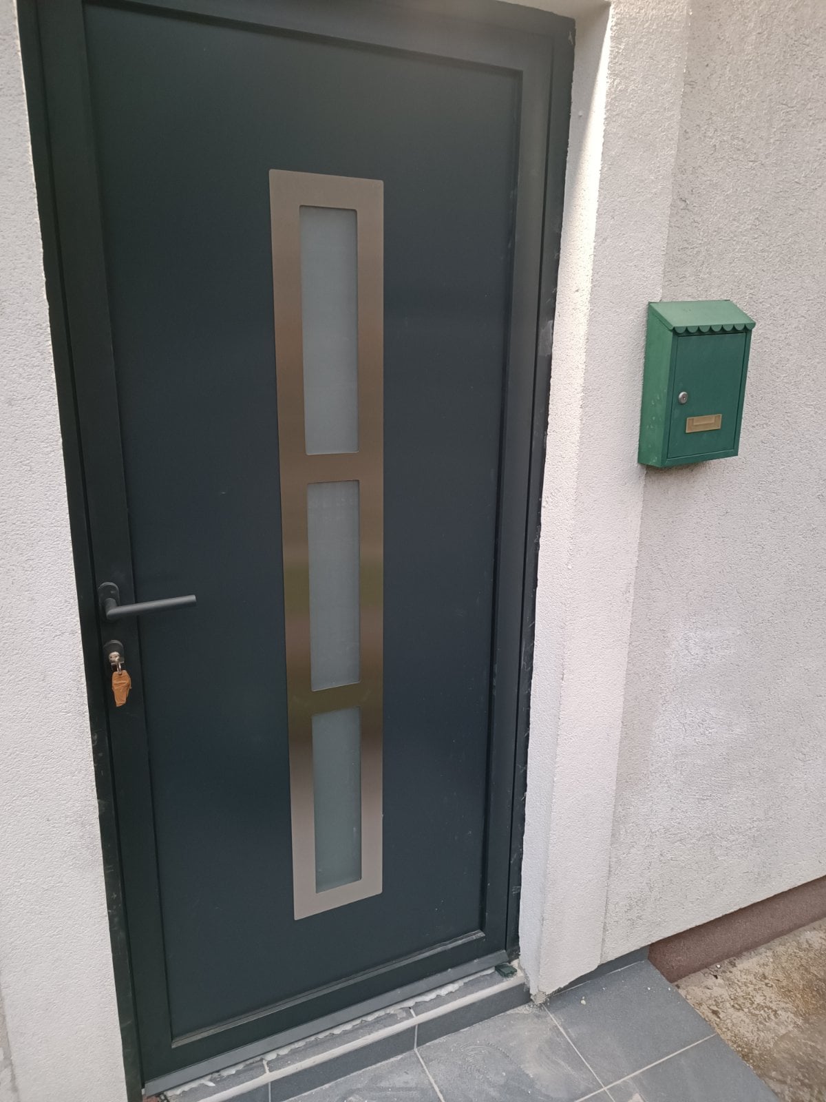 Antracit ulazna vrata sa staklom i inox okvirom