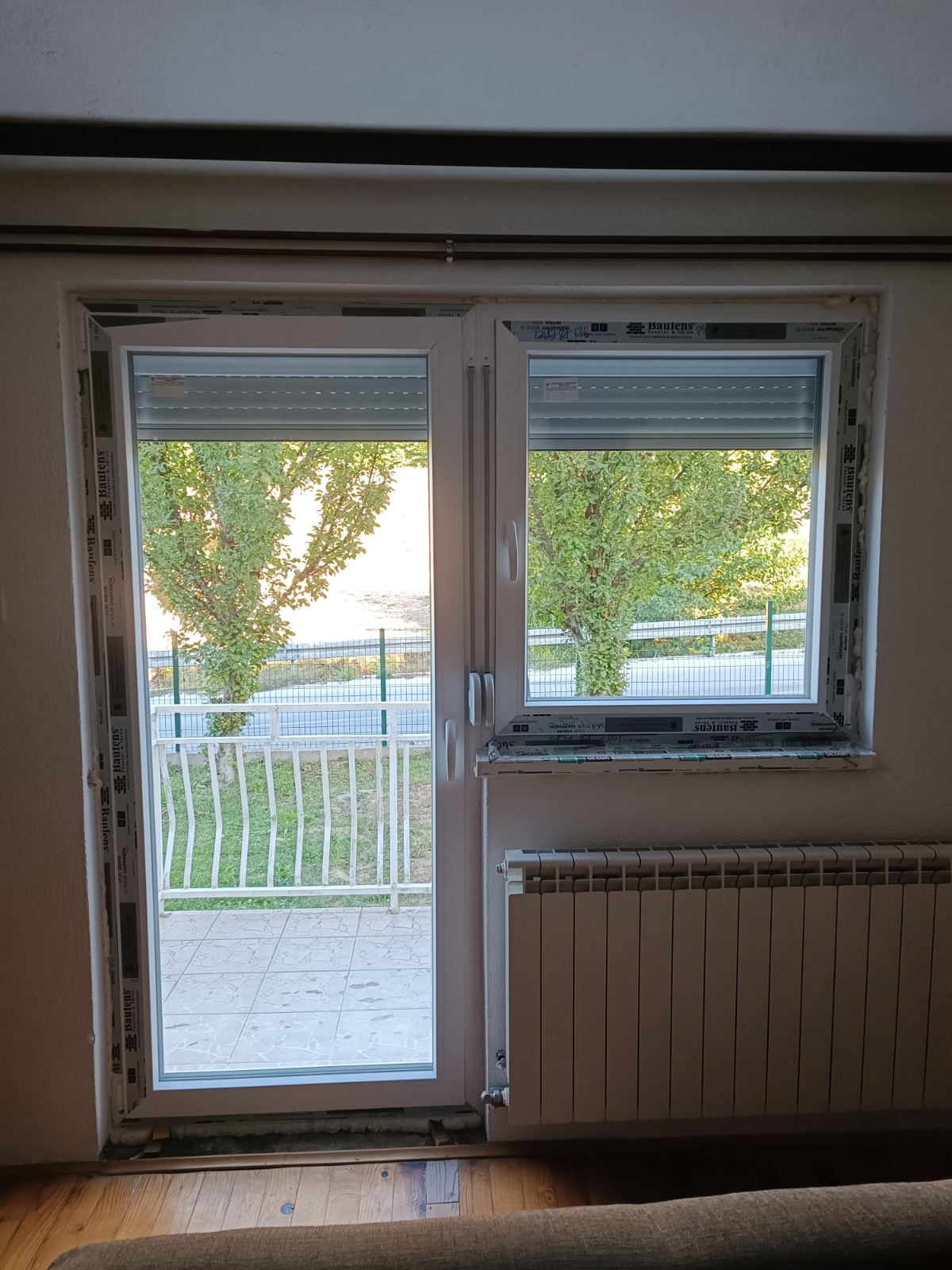 PVC balkonska vrata i prozor s roletnama