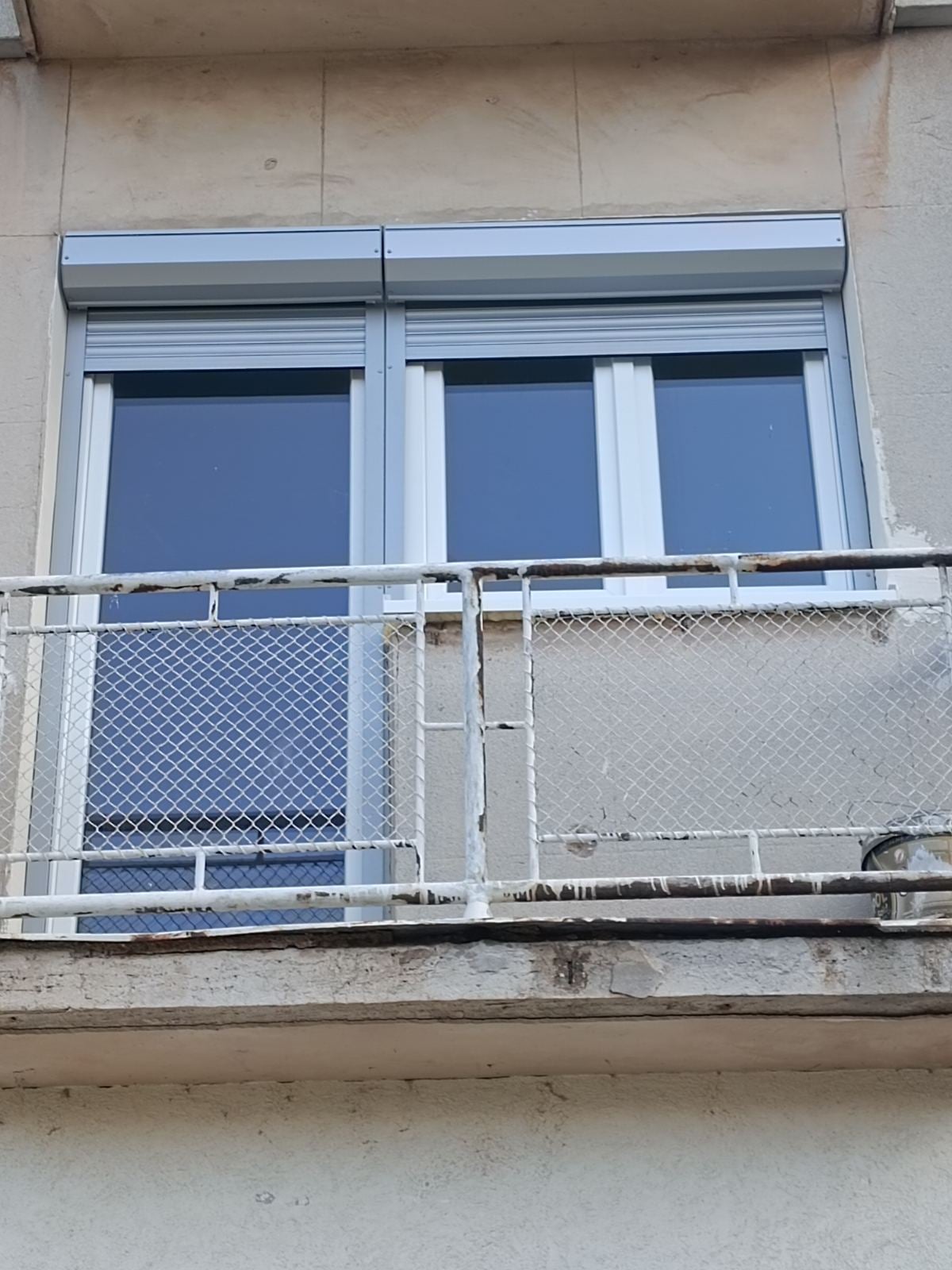 PVC prozori s roletnama na stambenoj zgradi