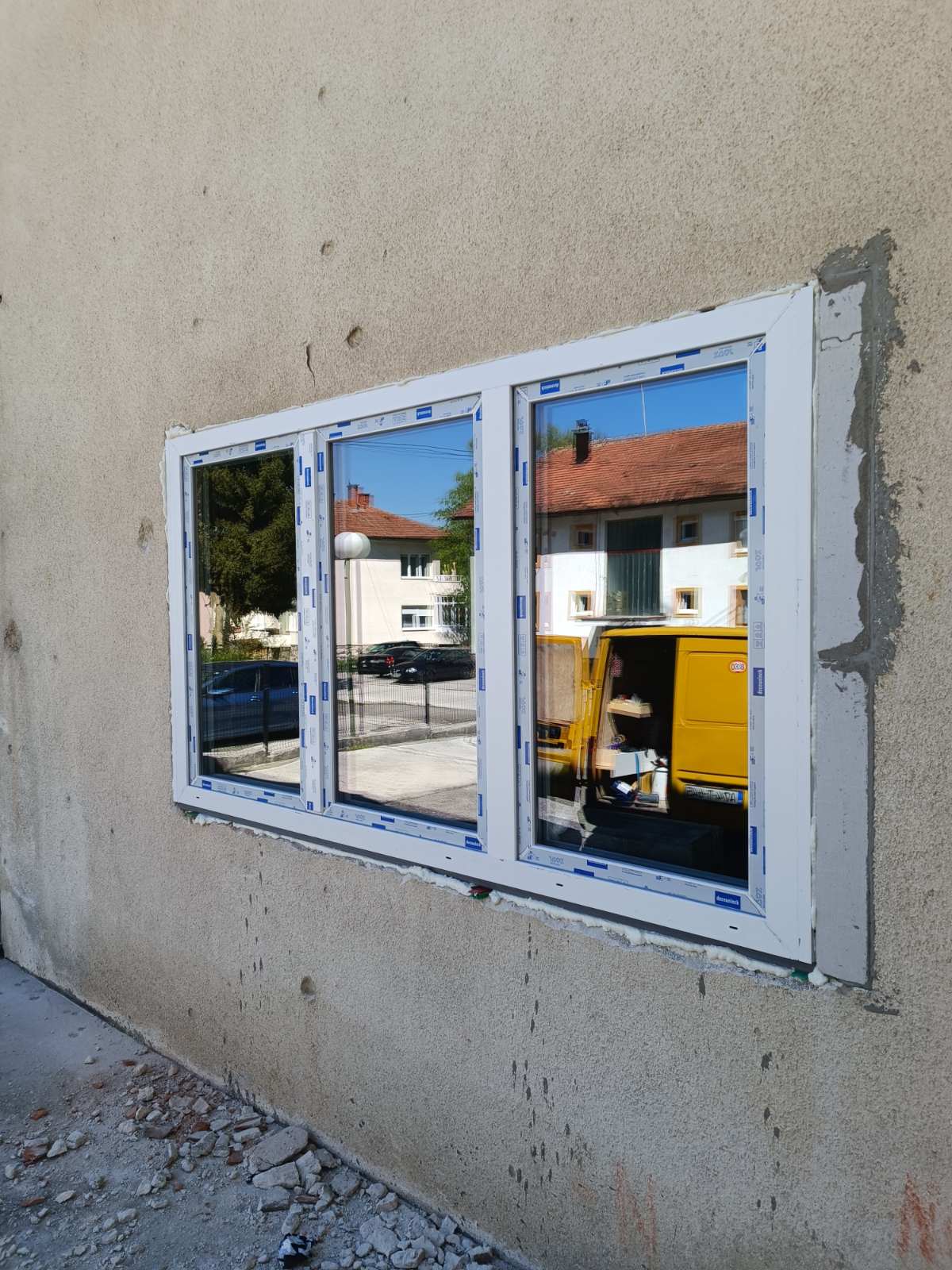 Trodijelni PVC prozor ugrađen u fasadu