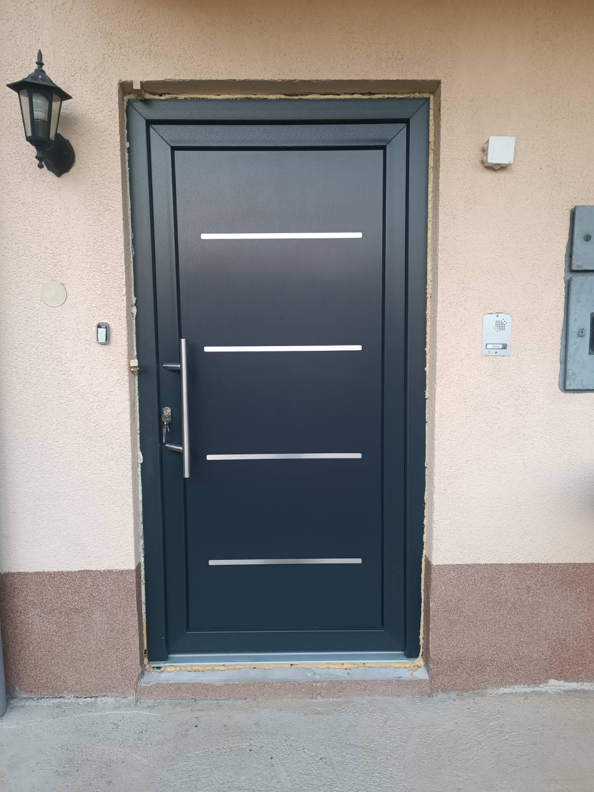 Antracit ulazna vrata s inox detaljima
