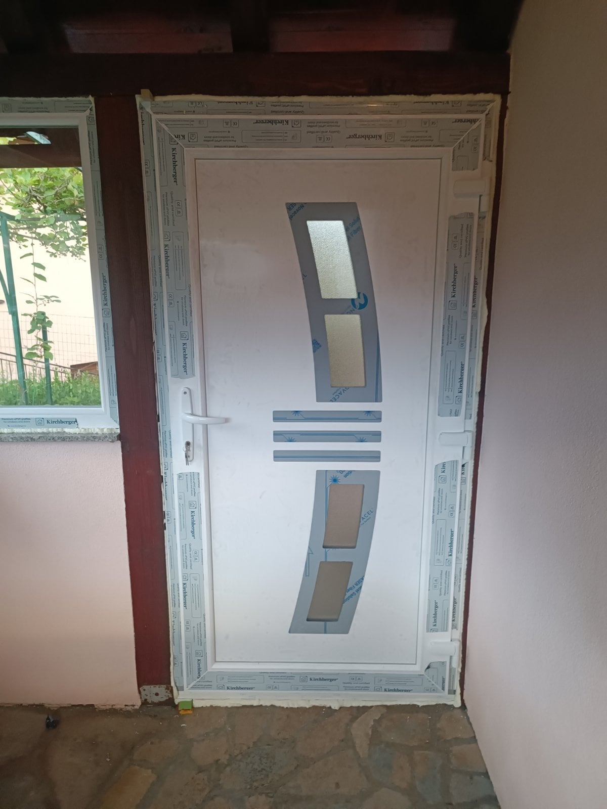 Bijela PVC ulazna vrata sa staklenim detaljima